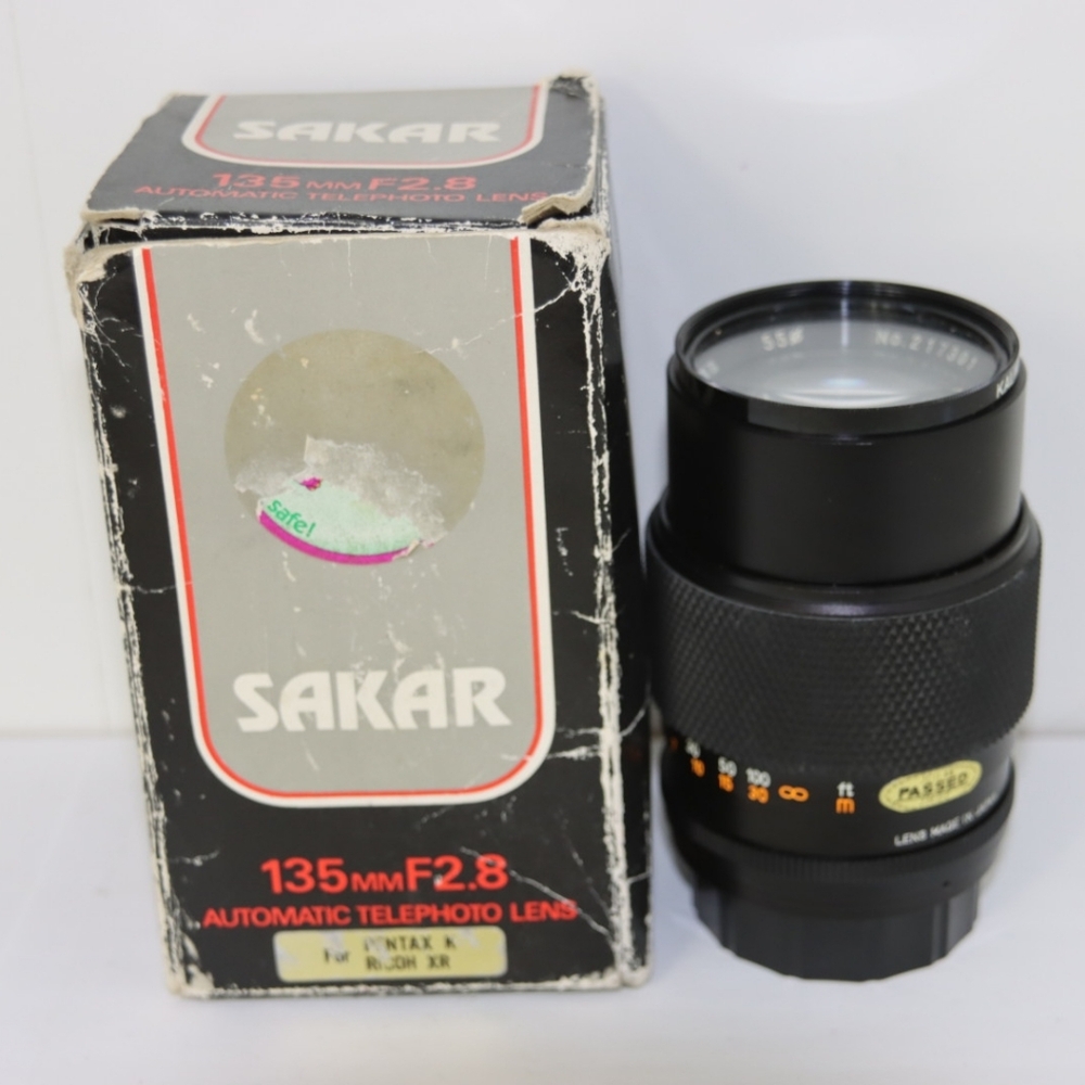 The Sakar 135mm F2.8 Automatic Telephoto Lens In Its Original Box